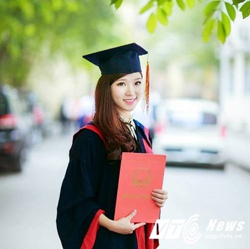 Được biết đến là “giọng ca vàng” của Đại học Kinh tế Quốc dân, Hoàng Thị Hải Yến luôn khiến bao người ngưỡng mộ. Hiện tại, Yến đã tốt nghiệp khoa Du lịch khách sạn và đang làm việc cho một công ty bảo hiểm của Ý.